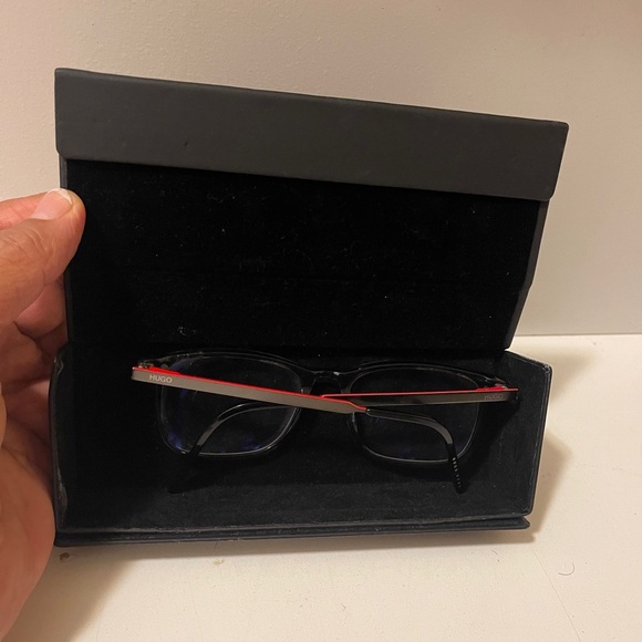 Hugo Boss Eyeglasses.flexible with touch of red, change the lance,use the frame - Picture 12 of 12